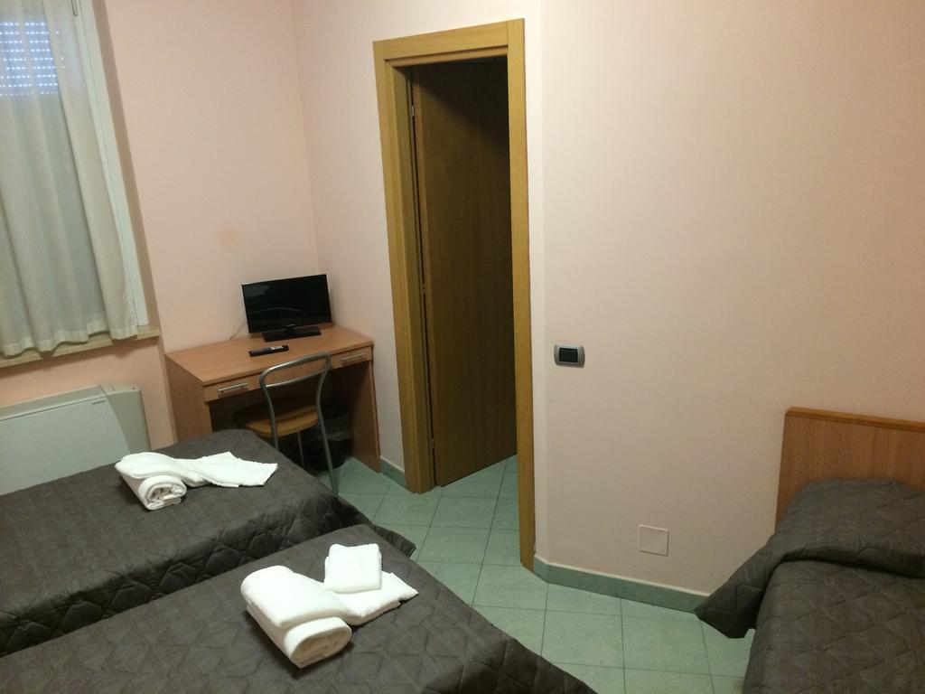 Hotel Hh Il Gabbiano La Spezia Habitación foto
