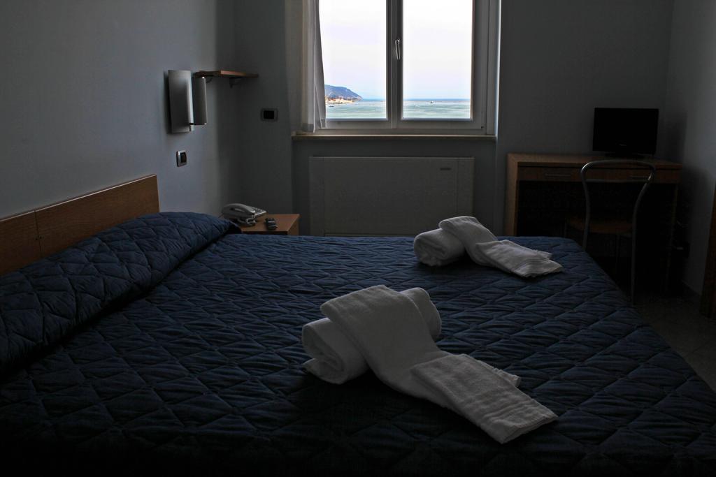 Hotel Hh Il Gabbiano La Spezia Habitación foto