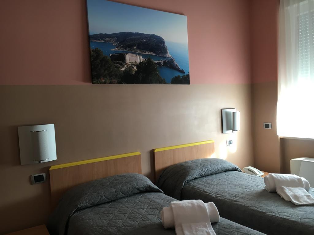 Hotel Hh Il Gabbiano La Spezia Exterior foto